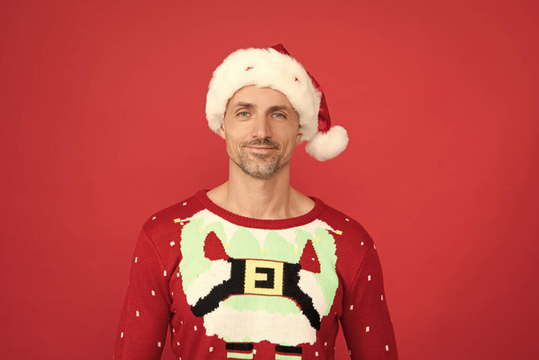 Es demasiado tarde para ser bueno. Retrato de Christams elf. Hombre con sombrero de santa y jersey de Navidad. Feliz año nuevo. Temporada de vacaciones. - Foto, Imagen