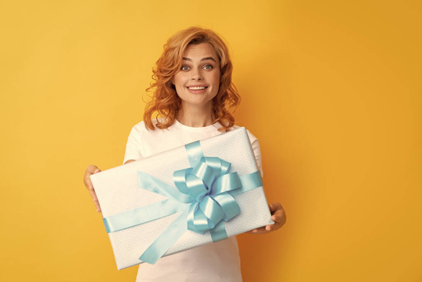 amazed happy redhead woman with gift box. anniversary. - Zdjęcie, obraz