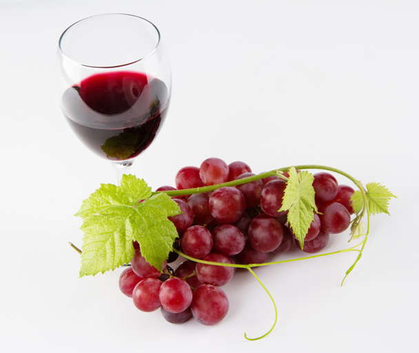 ブドウと赤ワインのガラス - 写真・画像