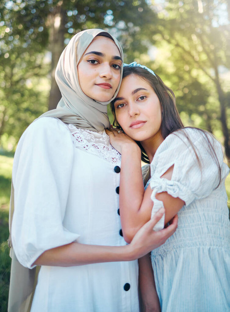 Müslüman bir kadın, arkadaşlar ve güven bir parkta ve doğa destekli, sevgi dolu ve iyi bir ilişki içinde dururken. Orta Doğu Arap kadınlarının portresi Mütevazı İslam tarzıyla tesettür ile güzel. - Fotoğraf, Görsel