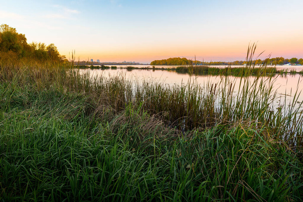 Тихий вид на реку Днепр скоро на рассвете
 - Фото, изображение