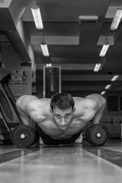 Hombre haciendo ejercicio push up con pesas
 - Foto, Imagen