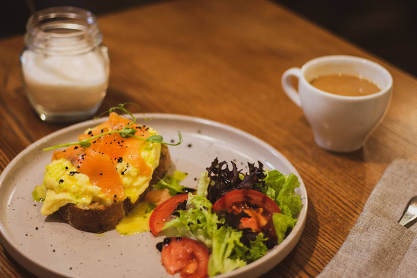 Somonlu omlet, sebze salatası ve sütlü kahve. Sağlıklı kahvaltı. Çırpılmış yumurta, salata ve bir fincan kahve. Lezzetli yemek. Yumurta menüsü. Yumurtalarla sabah yemeği. - Fotoğraf, Görsel