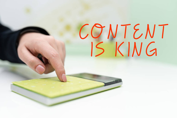 Affichage conceptuel Le contenu est KingContent est au cœur des stratégies marketing d'aujourd'hui, Internet Concept Le contenu est au cœur des stratégies marketing d'aujourd'hui - Photo, image