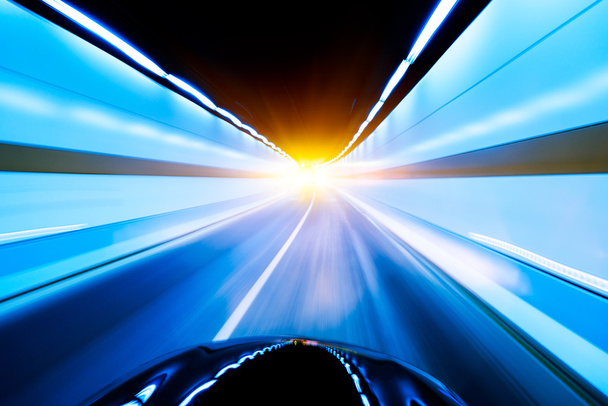 Hochgeschwindigkeitsauto im Tunnel, Bewegungsunschärfe - Foto, Bild