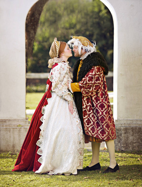 Królewski romans. królewska para spędzająca razem czas w ogrodach - Zdjęcie, obraz