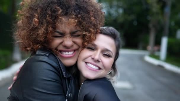 多様な友情、 2人の若い女性が頬に抱擁し、多様性の概念. - 映像、動画