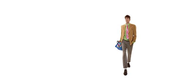 Πορτρέτο του ανθρώπου σε ένα σακάκι με τα πόδια με τρόλεϊ ψώνια με είδη οικιακής χρήσης που απομονώνονται σε λευκό φόντο. Έννοια των αγορών, υπεραγορά, σούπερ μάρκετ, την αγορά. Αντιγραφή χώρου για διαφήμιση - Φωτογραφία, εικόνα