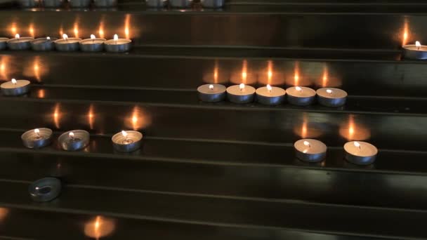 Spousta hořících svíček. Kostelní svíčky, oheň, vosk - Záběry, video