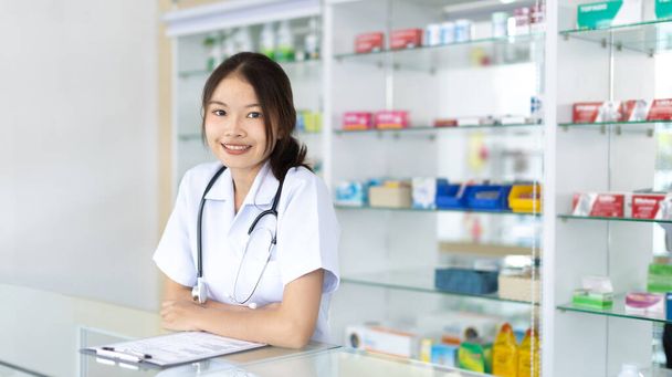 Pharmacist working in a pharmacy, Consultation and medical advice, All kinds of generic household drugs and pharmaceutical products on the shelf, Service and assistance to patients, Pharmacy. - Fotografie, Obrázek