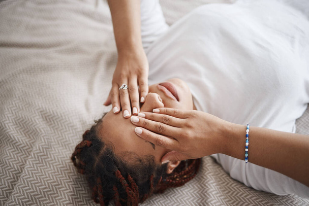 Álmatlanság és fáradt fekete nő pihen egy ágyon a hálószobában gondolkodás közben eltakarja a szemét. Depresszió, stressz és mentális egészség egy szomorú afrikai lány fejfájással után egy szakítás otthon - Fotó, kép