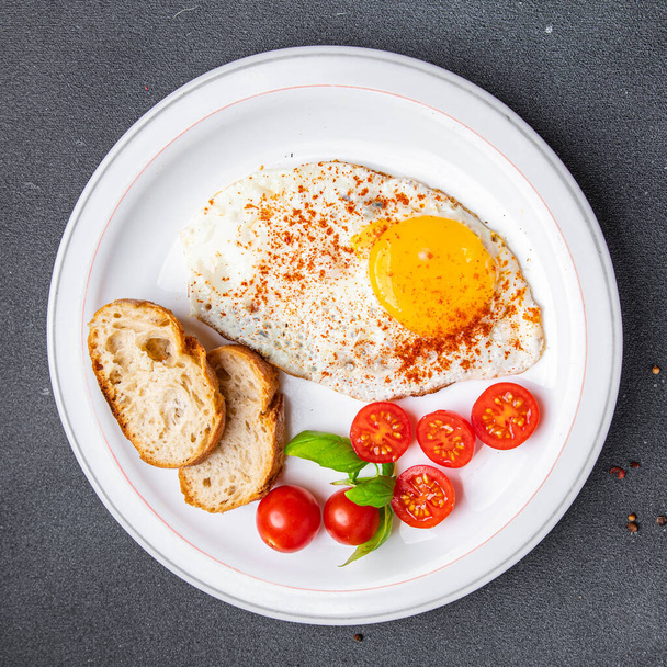 Frühstück Spiegelei, Tomaten, gesunde Mahlzeit Lebensmittel Snack auf dem Tisch kopieren Raum Lebensmittel Hintergrund  - Foto, Bild