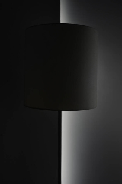 Minimalismus Stylová podlaha lampa proti bílé zdi - Fotografie, Obrázek