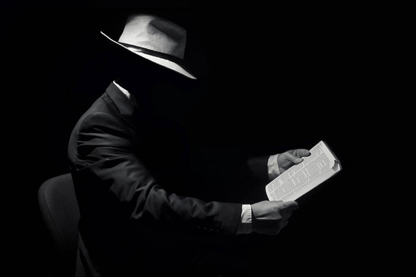 Homem sem rosto vestindo chapéu e lendo a Bíblia Sagrada - Foto, Imagem