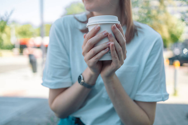 Утренний кофе в моем любимом кафе. Обрезанный снимок привлекательной молодой женщины, наслаждающейся чашкой кофе в уличном кафе. Высокое качество фото - Фото, изображение