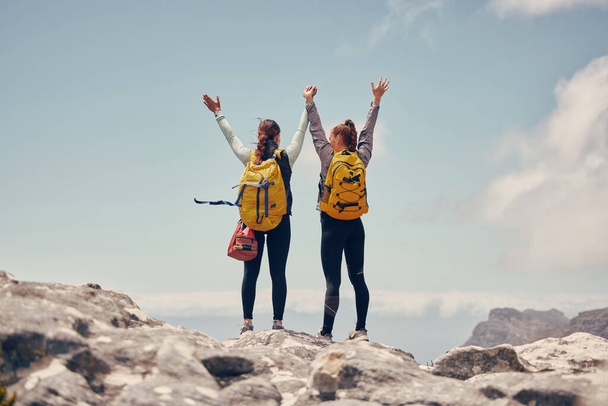 ハイキングの成功、山の旅、フィットネスアドベンチャーを祝う友人、スイスの山の自然とカーディオ運動の自由。休日に崖を登るの女性のお祝い. - 写真・画像