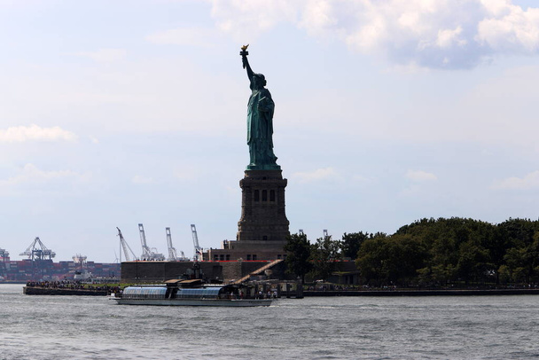 New York, USA. September 4, 2022 . Statue of Liberty against the cloudy sky. - Foto, Imagem