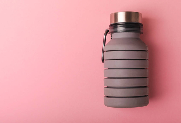 Tourist water bottle. Flask.Bottle on a pink background. View from above. copy space.Place for text. MOCKUP - Foto, immagini