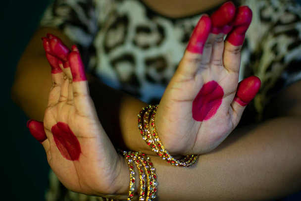 мудра або жести танець Бхаратанатам
 - Фото, зображення