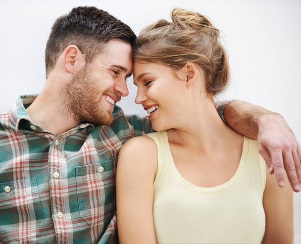 Un amour tendre. un jeune couple aimant partageant un moment romantique à la maison - Photo, image