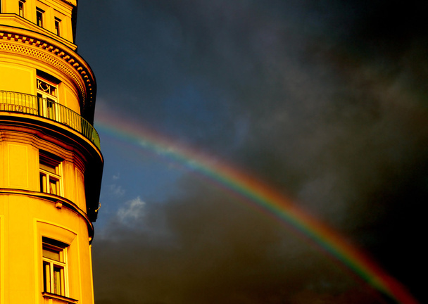 Doble arco iris que entra en el edificio europeo después del st
 - Foto, imagen