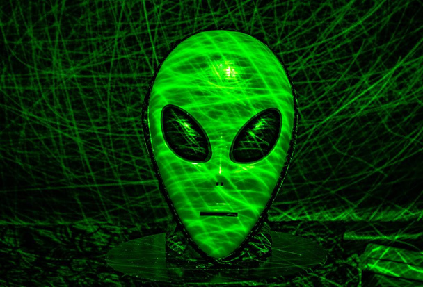 Контур мистического лица инопланетянина очерчен светом - Фото, изображение