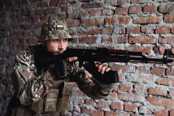 Soldat im Krieg zielt mit Waffen in der Hand auf den Feind - Foto, Bild