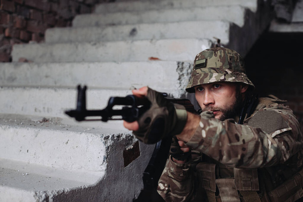 Солдат на війні, зі зброєю в руках, націлений на ворога
 - Фото, зображення