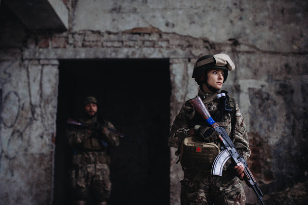 L'armée ukrainienne défend ses positions. Frères d'armes hommes et femmes en guerre. - Photo, image