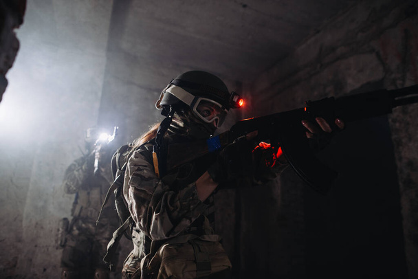 Soldati ucraini sul campo di battaglia. Le forze speciali conducono una ricognizione sul territorio nemico. - Foto, immagini