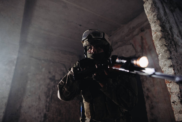Ukrainische Soldaten auf dem Schlachtfeld. Spezialeinheiten führen Aufklärung auf feindlichem Territorium durch. - Foto, Bild