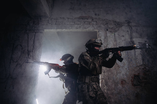 Украинские солдаты на поле боя. Спецназ проводит разведку на территории противника. - Фото, изображение