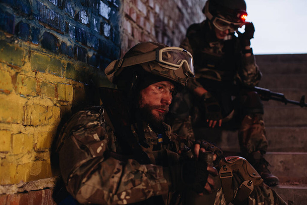 Silah arkadaşları Ukrayna bayrağının arka planında dinleniyor - Fotoğraf, Görsel