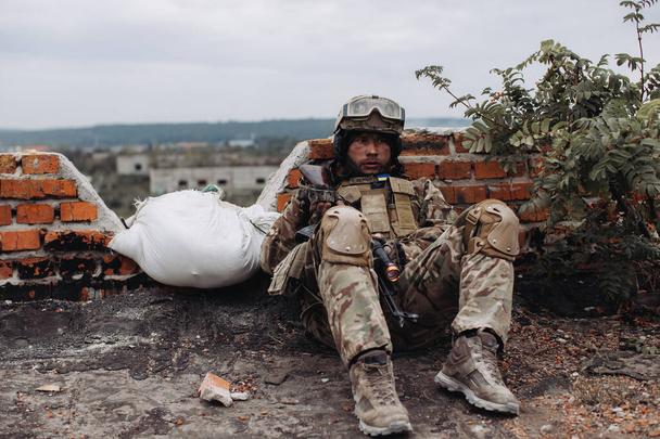 Портрет украинского солдата в боевой позиции. Война между Украиной и Россией. - Фото, изображение