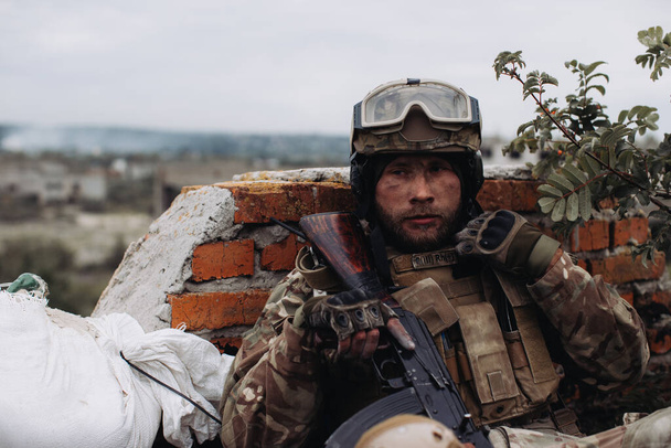 Портрет українського солдата в його бойовому положенні. Війна між Україною та Росією. - Фото, зображення