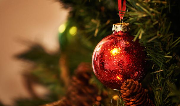 Je sváteční čas v roce. Detailní záběr vánoční výzdoby na stromě - Fotografie, Obrázek