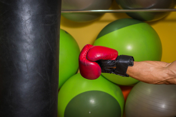 Боксерська рукавичка потрапила в мішок для удару
 - Фото, зображення