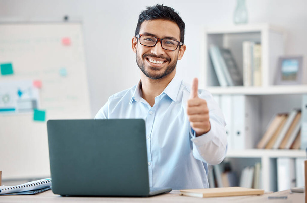 Arbeit, Erfolg und Daumen hoch am Computer in seinem Büro. Portrait eines Unternehmensmitarbeiters zeigt Gewinner, Danke und Unterstützung Handzeichen mit einem Lächeln arbeiten am Unternehmensziel. - Foto, Bild