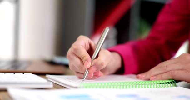Femme écriture à la main avec stylo à bille dans un ordinateur portable gros plan film 4k au ralenti. Concept d'administration des affaires - Séquence, vidéo