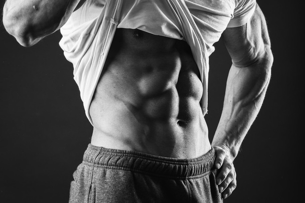 Homem mostra seus músculos abdominais
 - Foto, Imagem