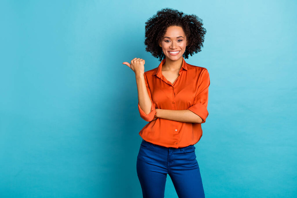 Portrait of attractive cheerful girl expert demonstrating copy empty blank space ad isolated over bright blue color background. - Foto, afbeelding