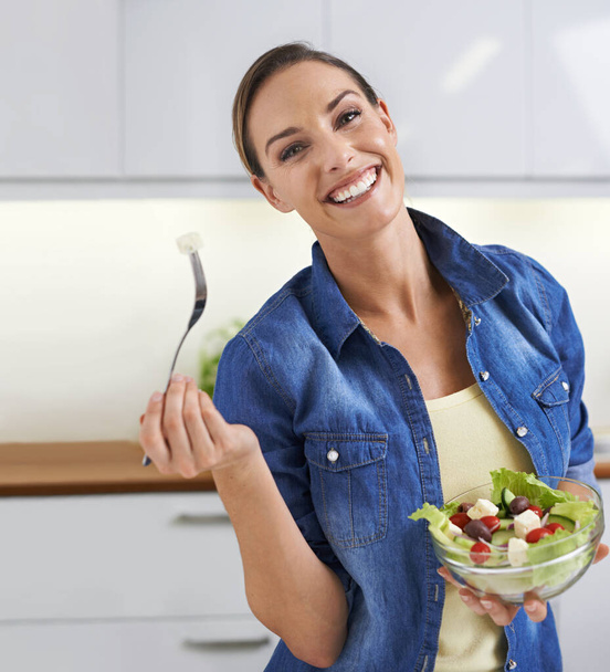 Lahodné a zdravé. Mladá žena si užívá lahodný salát - Fotografie, Obrázek