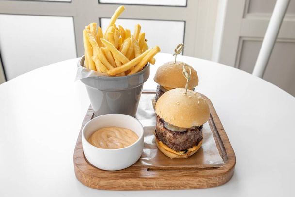 Beed Sliders mit Pommes und Mayo-Dip serviert in einem Gericht isoliert auf grauem Hintergrund Draufsicht - Foto, Bild