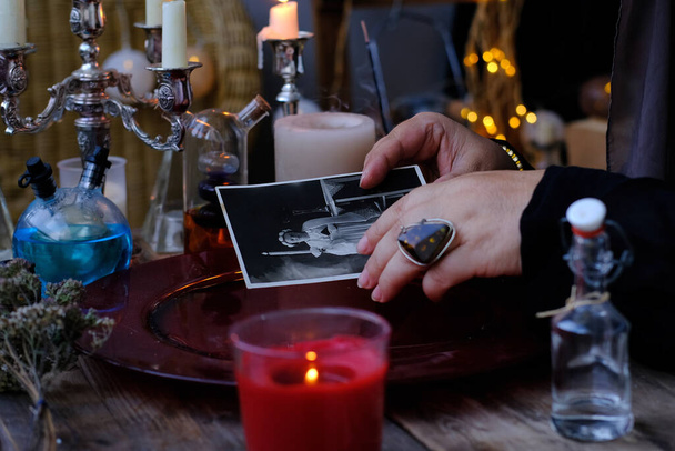 spiritualistic seance in salon of medium with old photographs, Female Fortuneteller, esoteric Oracle, longing for ancestors, communication with spirits, help ancestors, Family Ritual Scripts, crown of celibacy - Valokuva, kuva