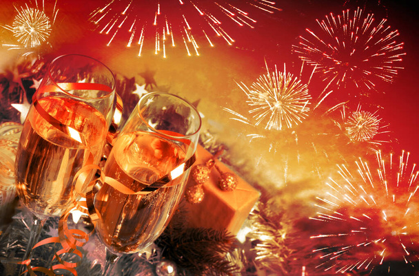 Święta Bożego Narodzenia i Nowy Rok z szampanem. Dwa kieliszki do szampana - Zdjęcie, obraz