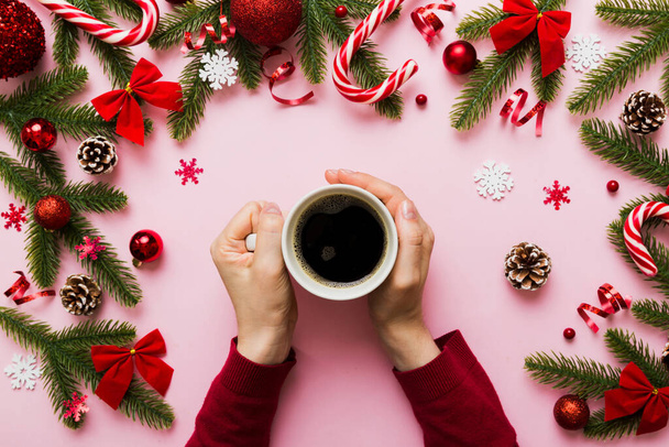 Mujer sosteniendo una taza de café. Manos de mujer sosteniendo una taza con café caliente. Concepto de invierno y Navidad. - Foto, imagen