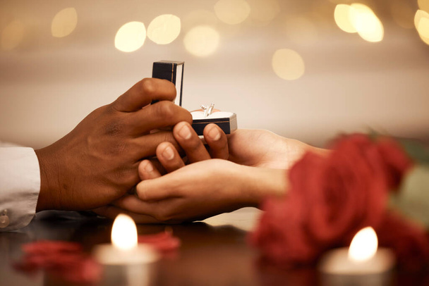 Prsten, láska a žádost o ruku s párem na romantickém rande a držet se za ruce, zatímco klademe velkou zásnubní otázku. Závazek, výročí a dar od muže snoubence, aby se zasnoubila. - Fotografie, Obrázek