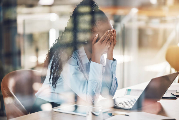 Stres, niepokój i wypalenie z kobietą biznesu cierpiącą na chorobę psychiczną w swoim biurze w pracy. Ból głowy, zmęczenie i nadgodziny ze zestresowaną pracownicą w pracy na laptopie przy biurku. - Zdjęcie, obraz