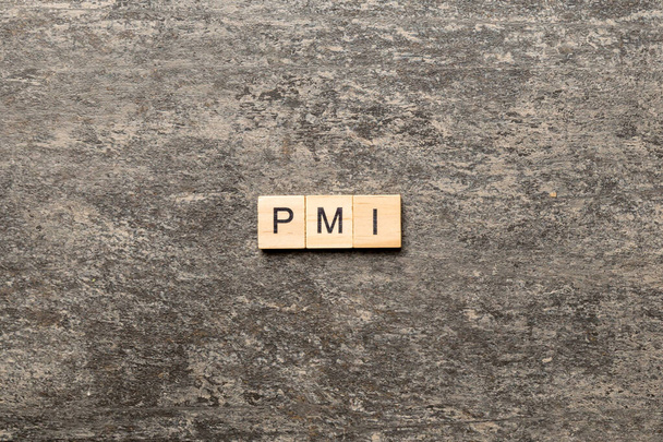 PMI-Wort auf Holzblock geschrieben. Projektmanagement-Institutstext auf dem Tisch, Konzept. - Foto, Bild