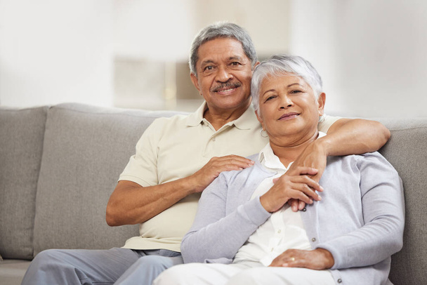 Portret pary seniorów zrelaksować się z miłością na domowej kanapie salon szczęśliwy, uśmiech i cieszyć się spokój, wolność i spokojny styl życia. Romantyczny, starszy mężczyzna i kobieta żyjący razem na emeryturze. - Zdjęcie, obraz